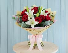 Букет цветов из:  Лилии и Розы в Галюгаевской