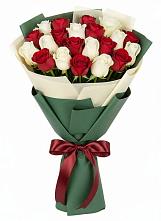 Букет Микс из красных и белых роз в Галюгаевской