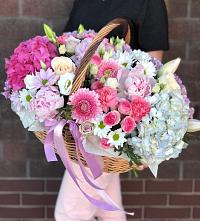 Цветочная композиция из Розы, Хризантемы, Пионы и Лизиантусы в корзине в Галюгаевской