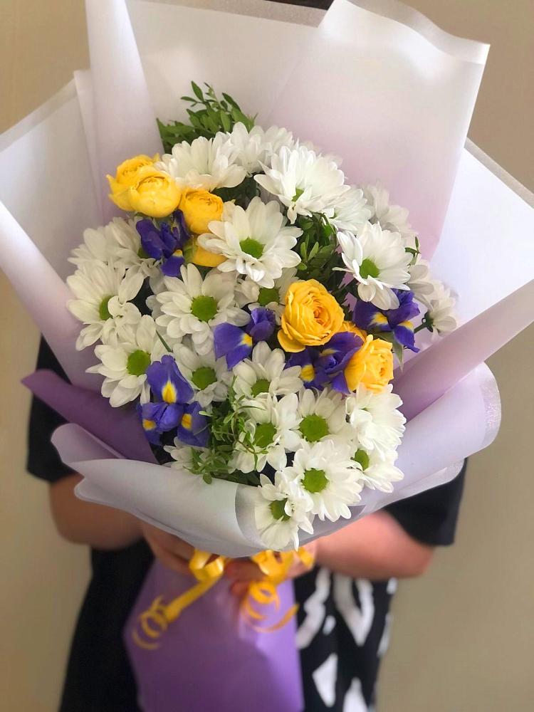 Букет цветов из: Ирисы, Хризантемы и Розы в Галюгаевской