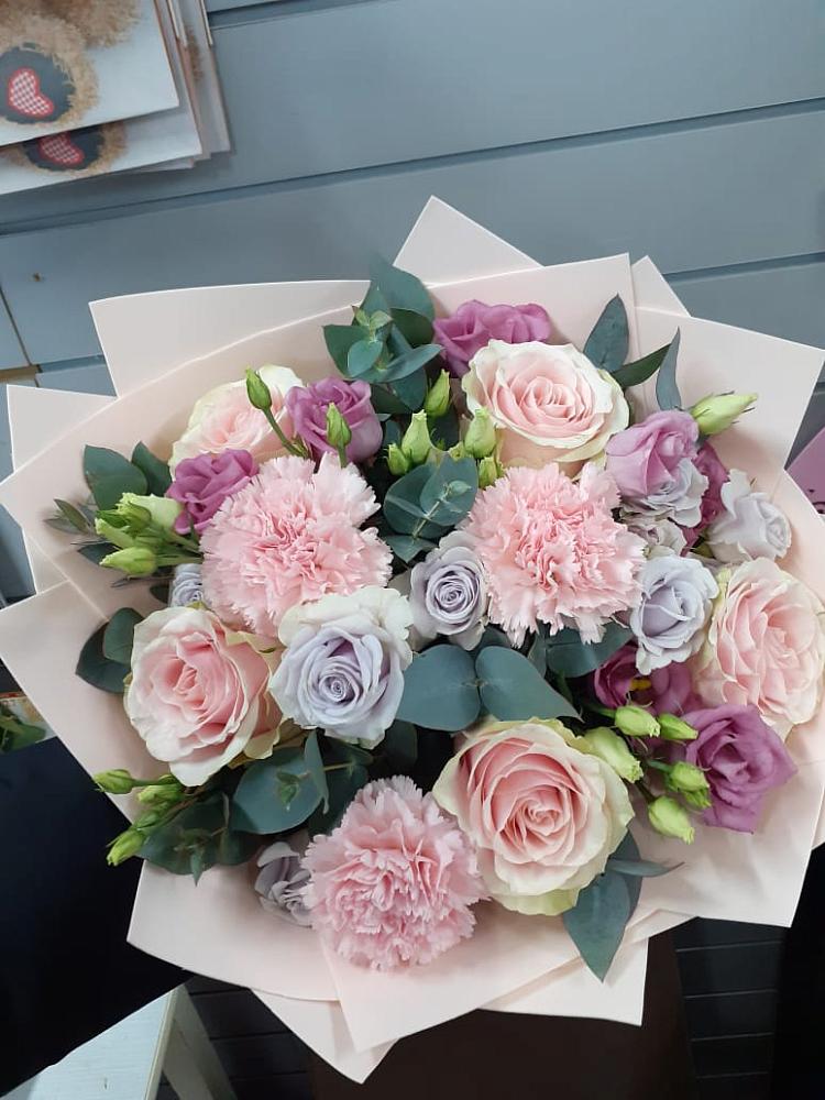 Букет цветов из: Розы, Гвоздики и Лизиантусы в Галюгаевской