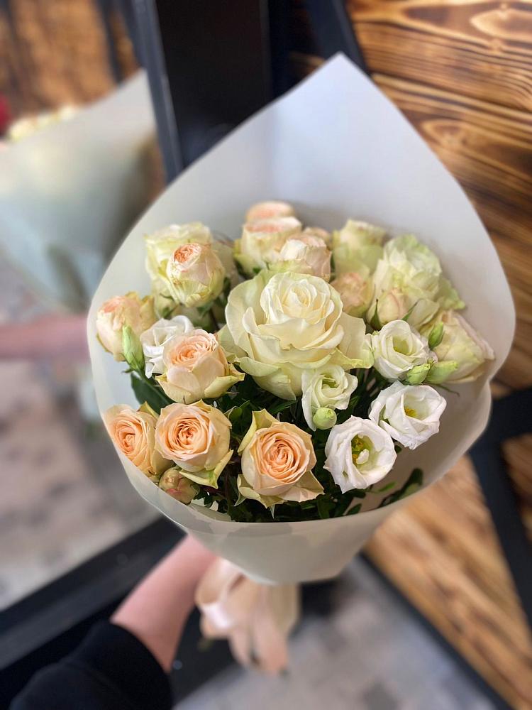 Букет цветов из: Розы и Лизиантусы в Галюгаевской